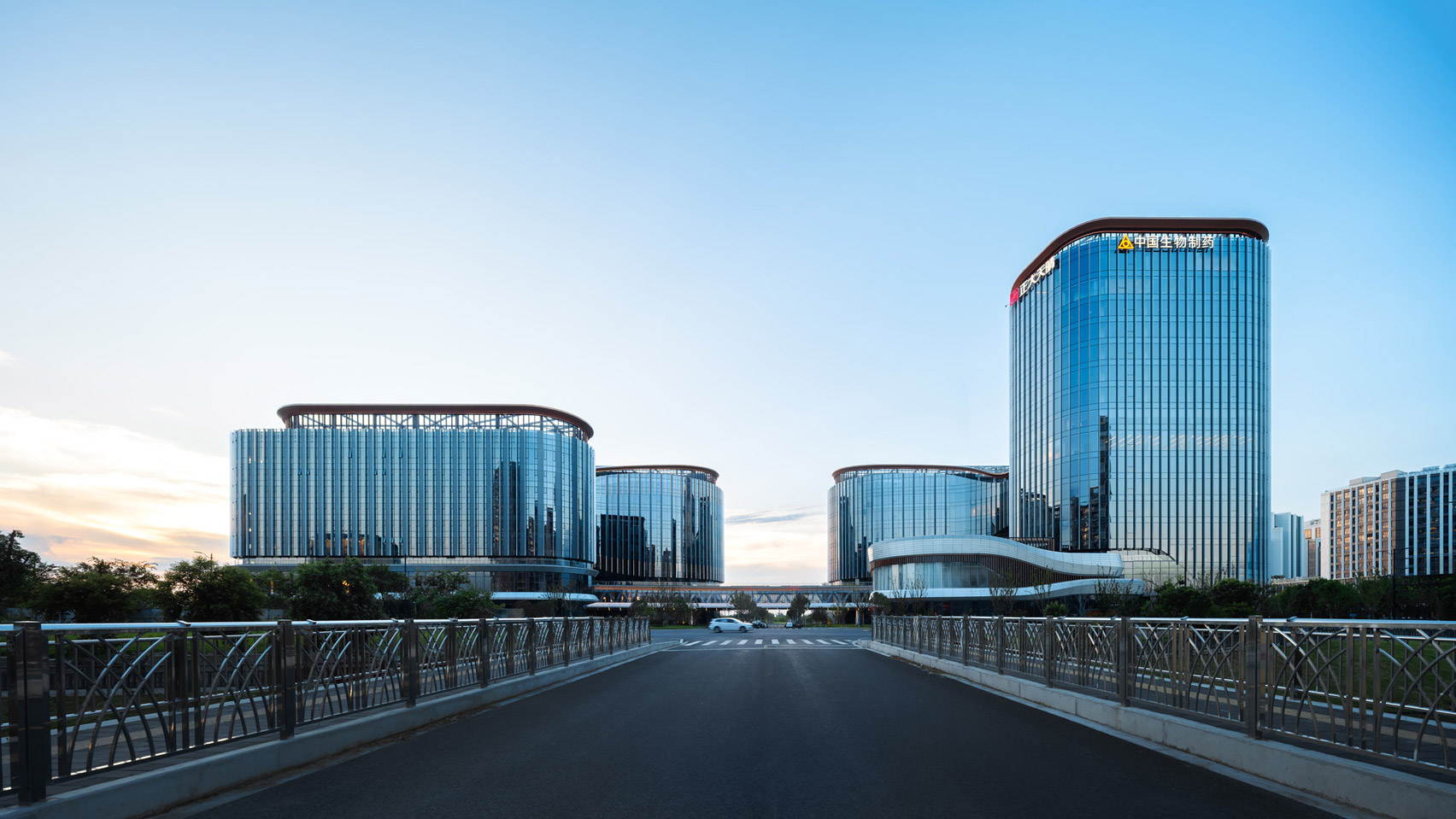 Корпуса попарно соединены стеклянными мостами