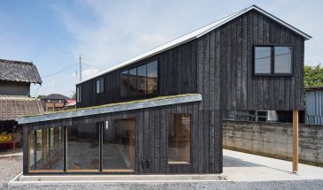 Tato Architects построила дом с обугленной деревянной обшивкой в японской префектуре Тотиги