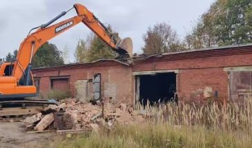 В городском округе Подольск сносят полуразрушенные бывшие мастерские