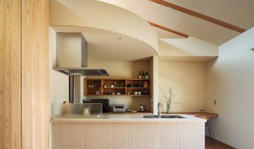 Ujizono Architects построило в Киото дом Sugi House с «фонарной» двускатной крышей